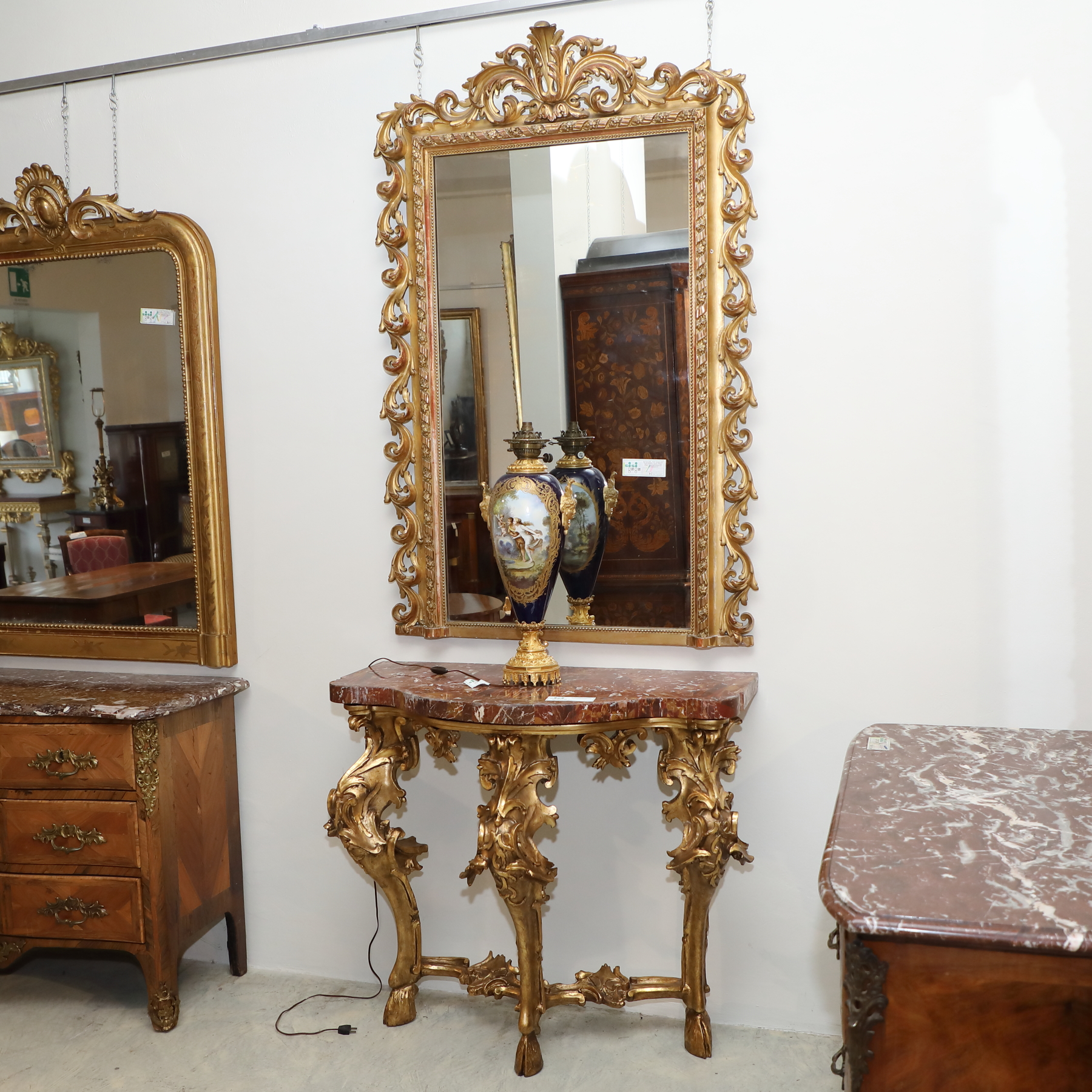 Consolle scantonata in legno dorato con piano in marmo epoca 700 - Consolle Consolle scantonata in legno dorato con piano in marmo epoca 700 - Consolle