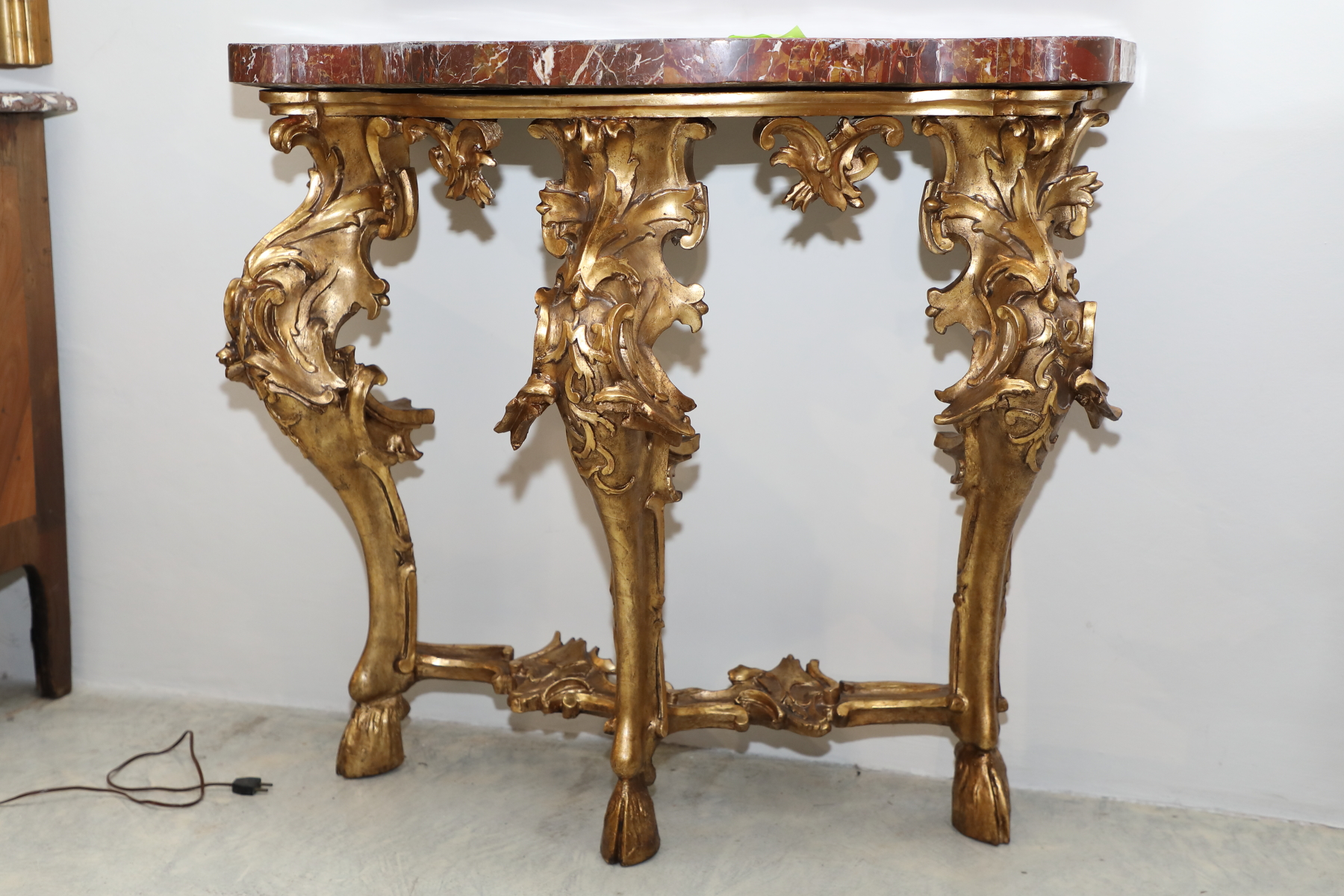 Consolle sagomata in legno dorato e piano in marmo rosso variegato, gambe mosse equine ,epoca 700 - Consolle Consolle sagomata in legno dorato e piano in marmo rosso variegato, gambe mosse equine ,epoca 700 - Consolle