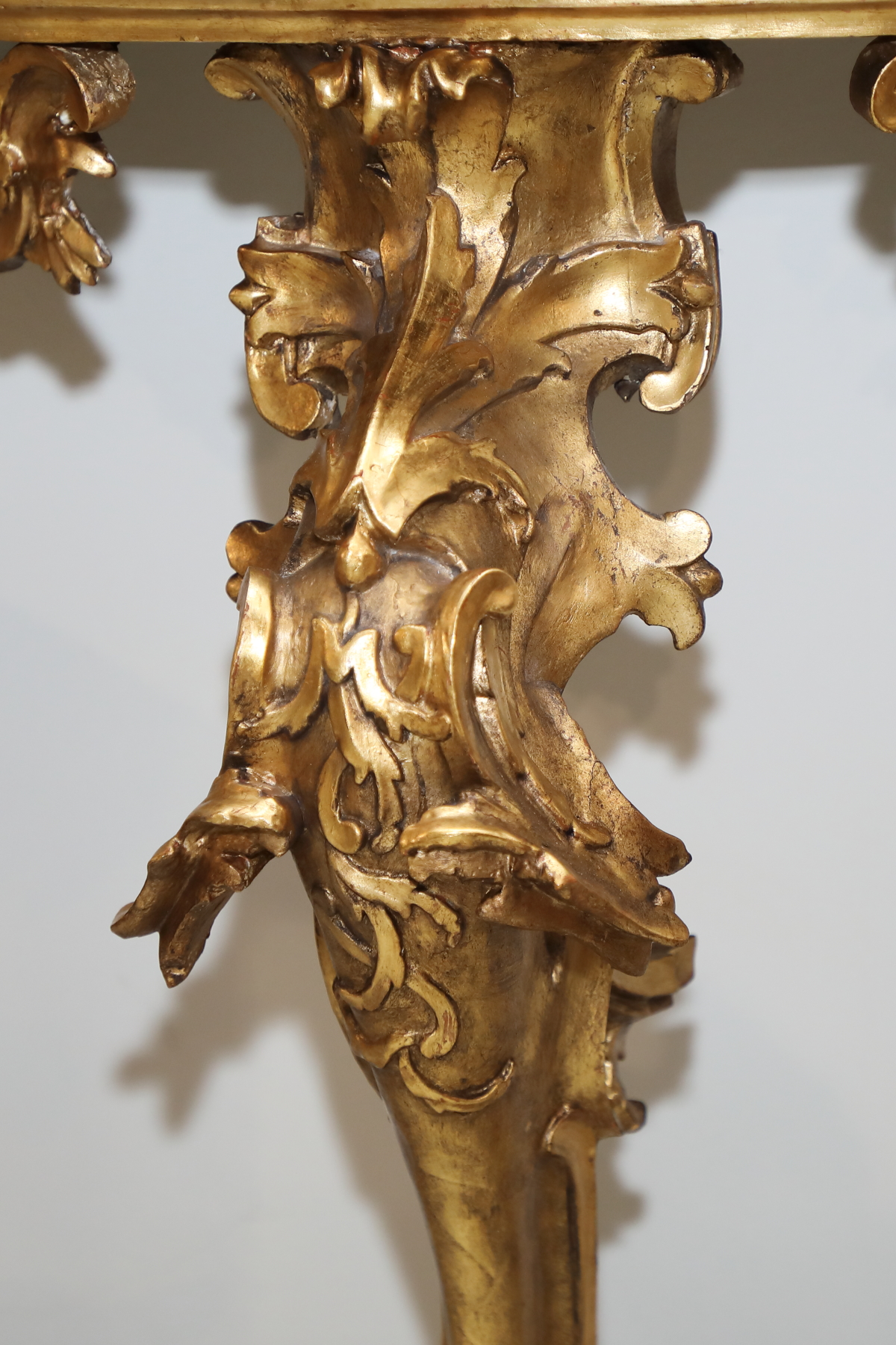 Consolle sagomata in legno dorato e piano in marmo rosso variegato, gambe mosse equine ,epoca 700 - Consolle Consolle sagomata in legno dorato e piano in marmo rosso variegato, gambe mosse equine ,epoca 700 - Consolle