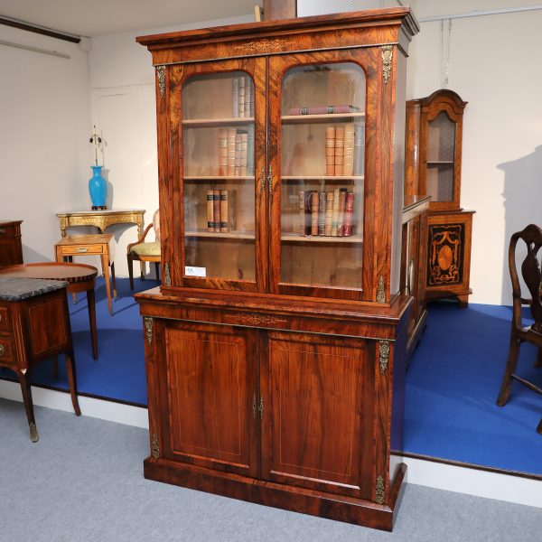 Libreria Vittoriana a due ante in radica di noce intarsiata - Librerie, Vetrine