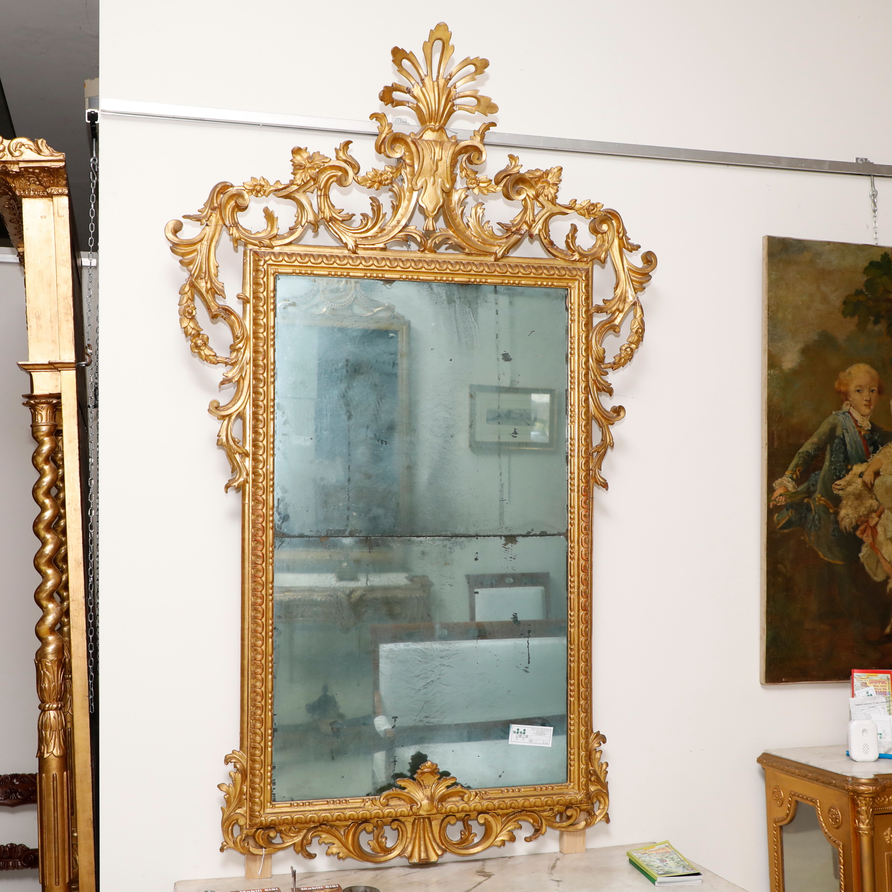 Specchiera in legno dorato con cimasa intagliata - Specchiere Specchiera in legno dorato con cimasa intagliata - Specchiere