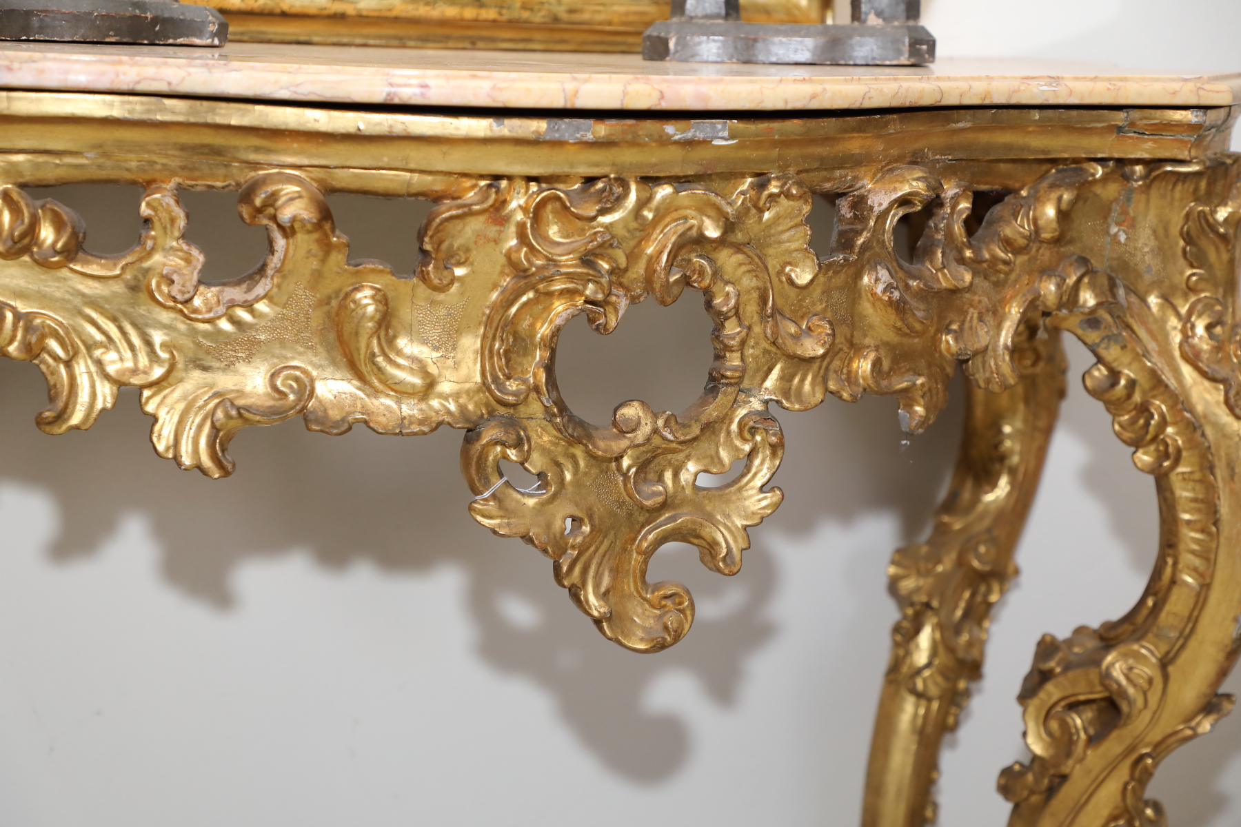 Consolle scantonata in legno dorato con piano in marmo epoca 700 - Consolle Consolle scantonata in legno dorato con piano in marmo epoca 700 - Consolle