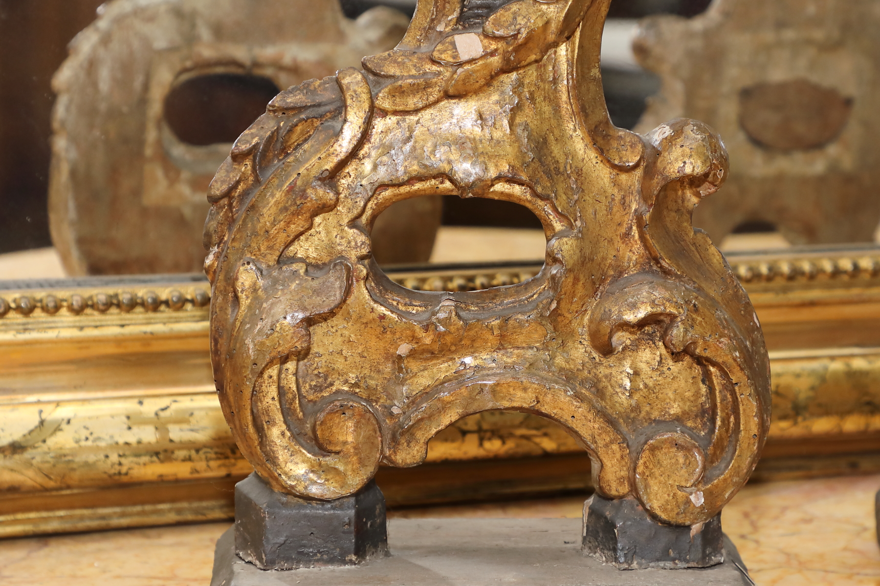 Coppia torciere in legno laccato e dorato epoca 700 - Complementi d'arredo Coppia torciere in legno laccato e dorato epoca 700 - Complementi d'arredo