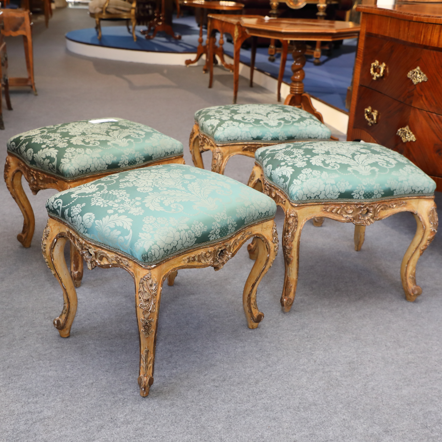 Gruppo di 4 panchetti in legno laccato e dorato XVII secolo - Complementi d'arredo Gruppo di 4 panchetti in legno laccato e dorato XVII secolo - Complementi d'arredo