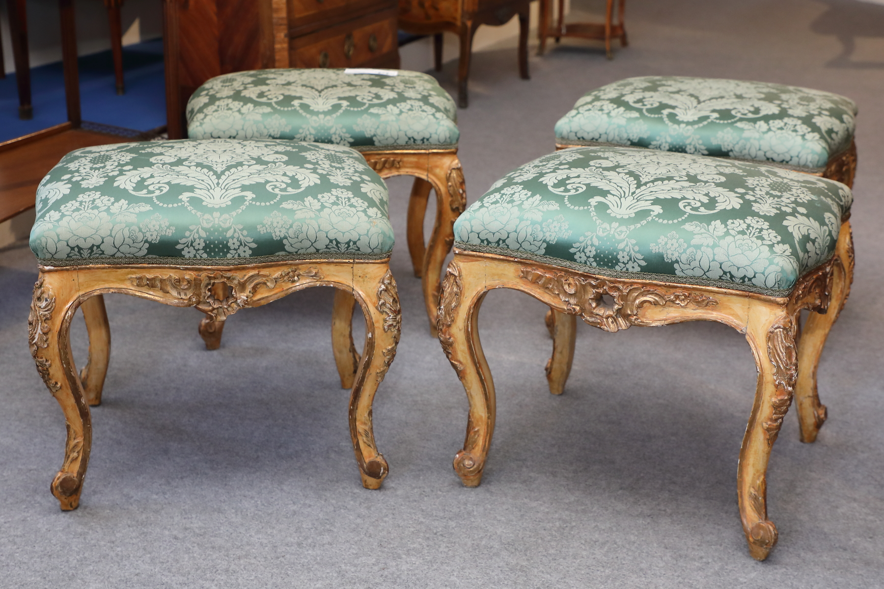 Gruppo di 4 panchetti in legno laccato e dorato XVII secolo - Complementi d'arredo Gruppo di 4 panchetti in legno laccato e dorato XVII secolo - Complementi d'arredo