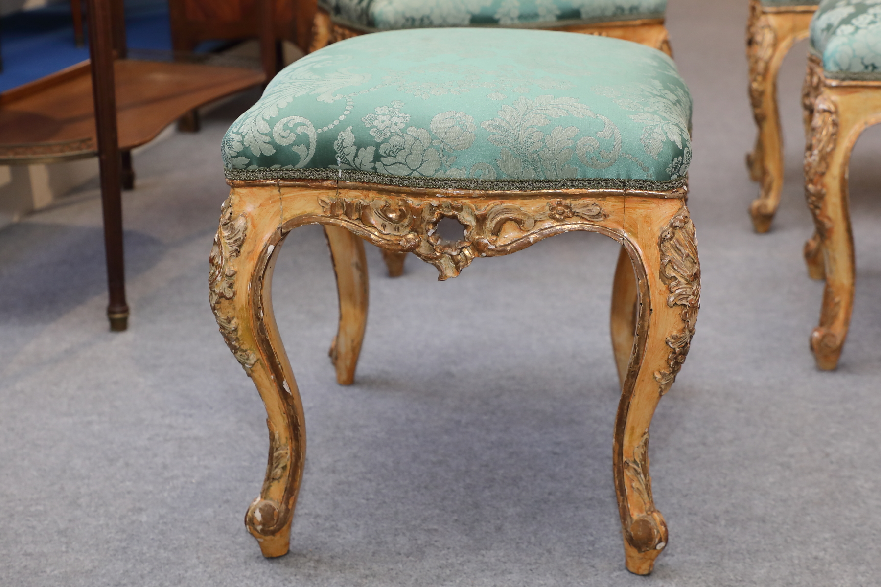 Gruppo di 4 panchetti in legno laccato e dorato XVII secolo - Complementi d'arredo Gruppo di 4 panchetti in legno laccato e dorato XVII secolo - Complementi d'arredo