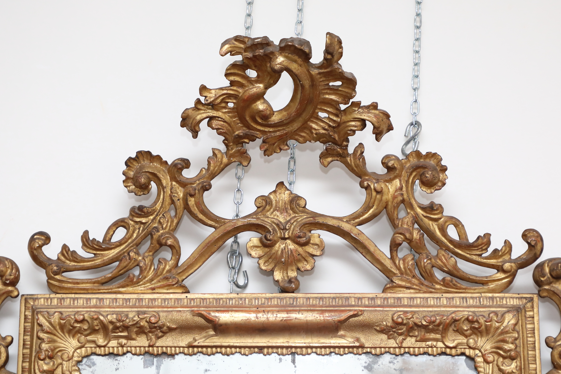 Specchiera rettangolare in legno dorato epoca 700 con cimasa a ramages - Specchiere Specchiera rettangolare in legno dorato epoca 700 con cimasa a ramages - Specchiere