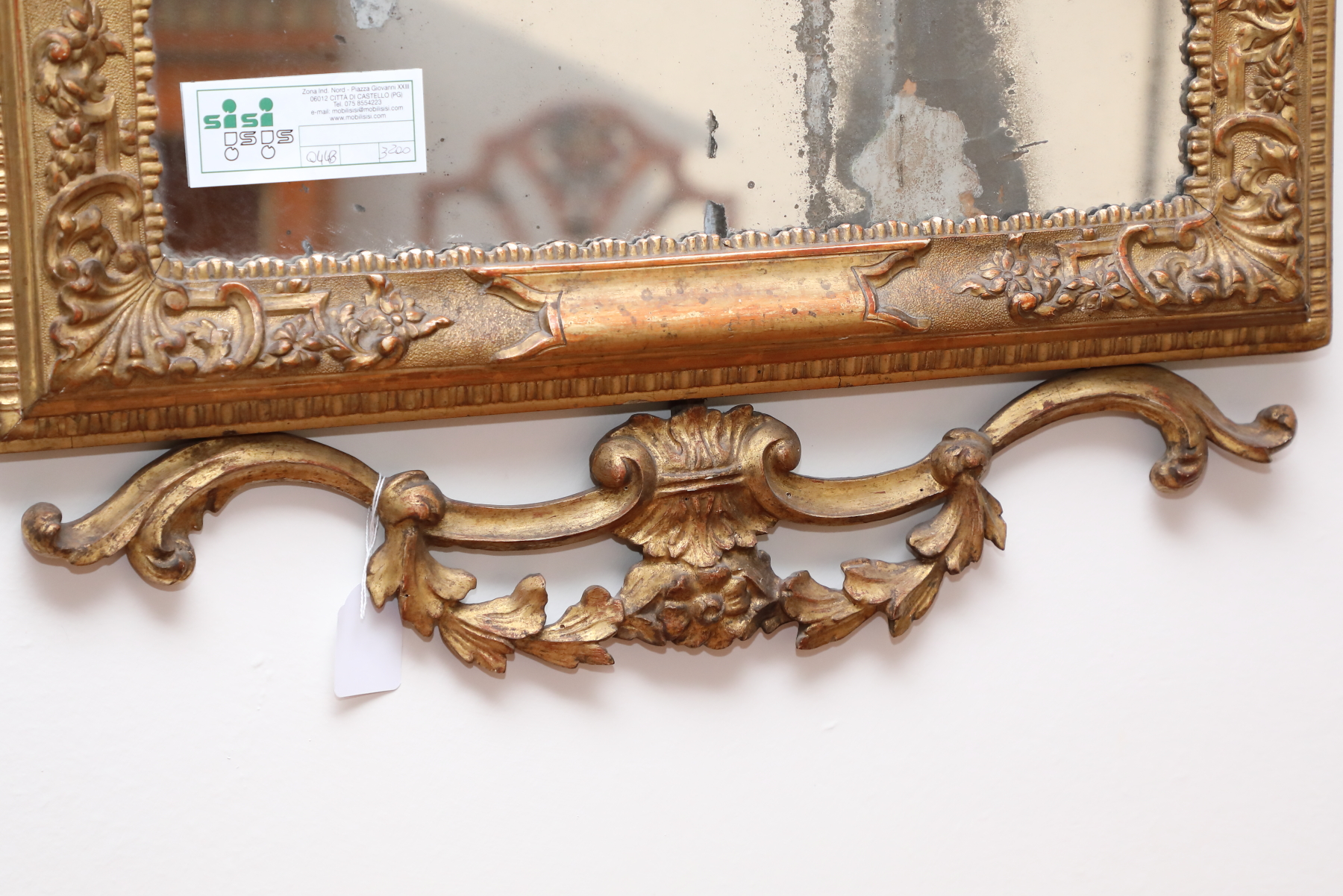 Specchiera rettangolare in legno dorato epoca 700 con cimasa a ramages - Specchiere Specchiera rettangolare in legno dorato epoca 700 con cimasa a ramages - Specchiere