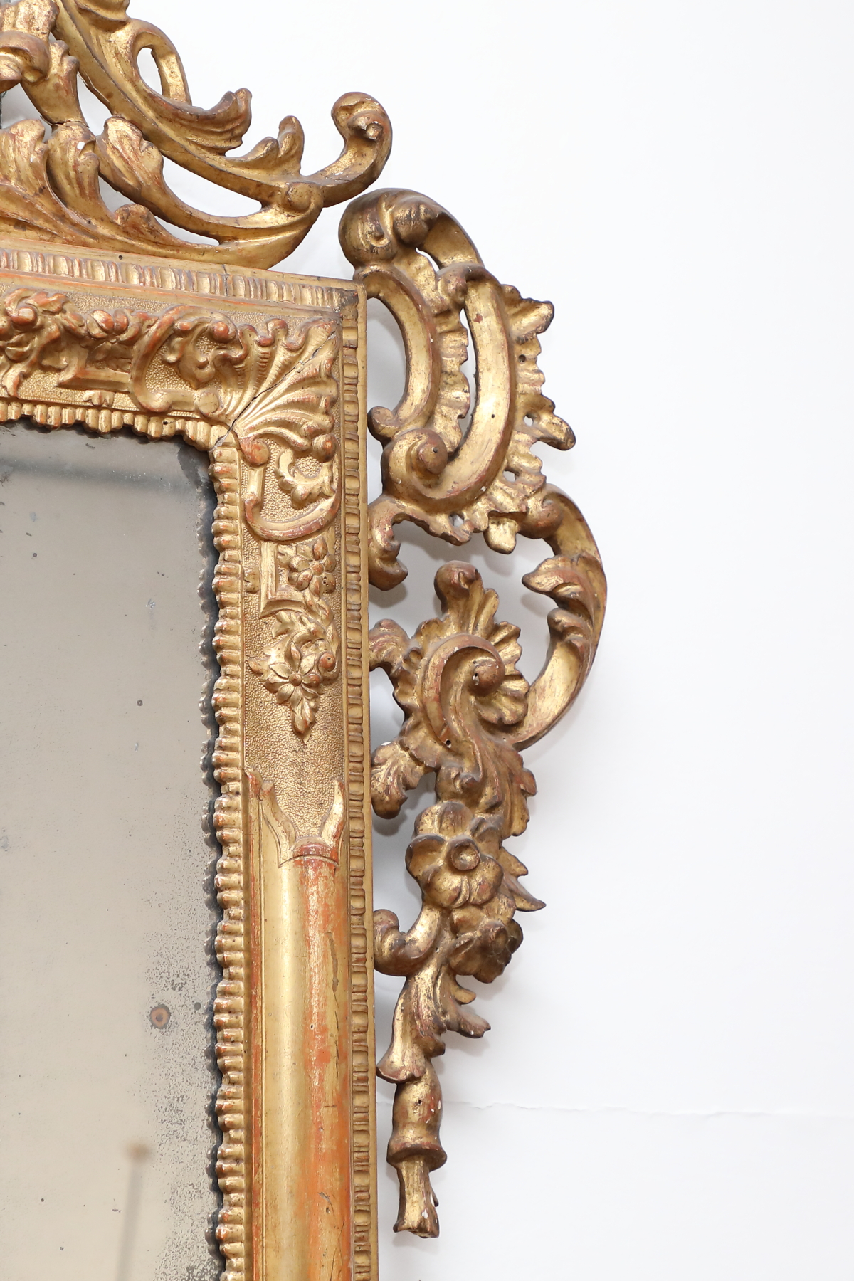 Specchiera rettangolare in legno dorato epoca 700 con cimasa a ramages - Specchiere Specchiera rettangolare in legno dorato epoca 700 con cimasa a ramages - Specchiere