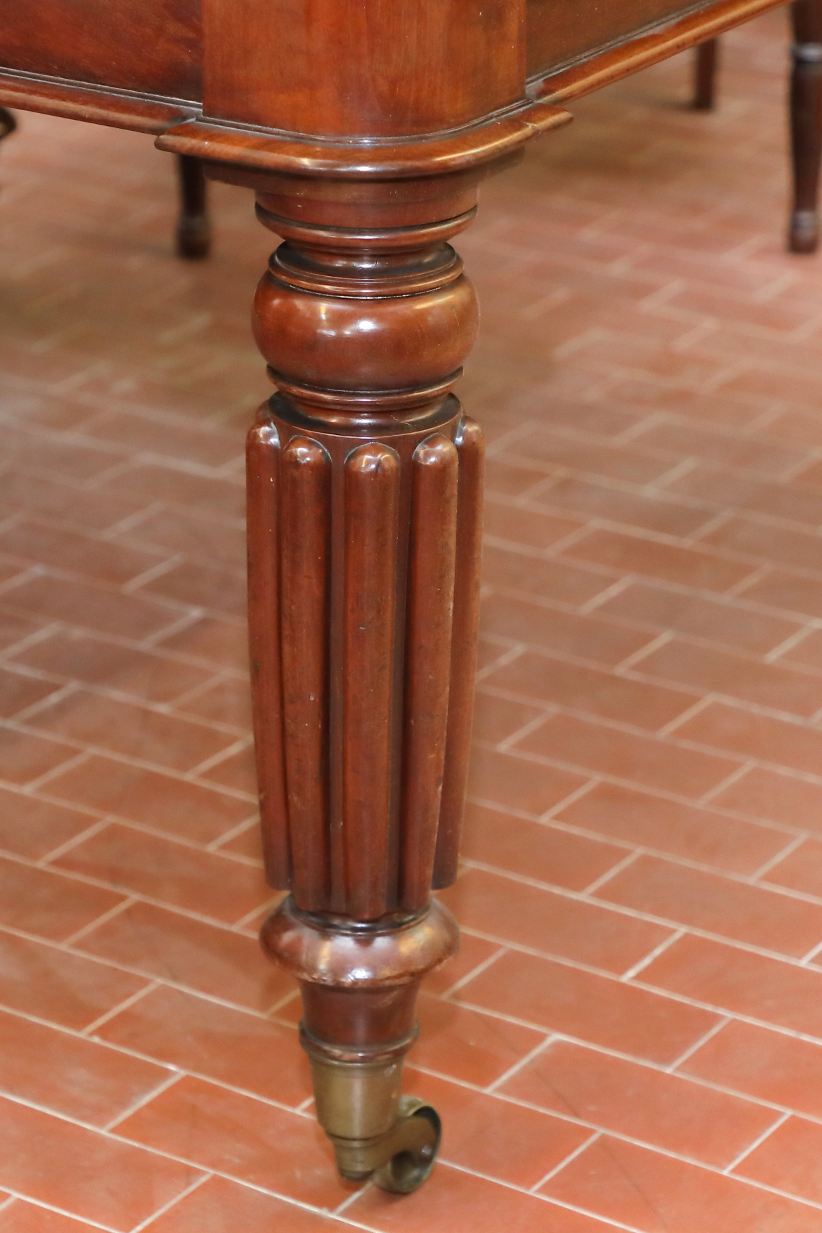 Tavolo vittoriano allungabile in mogano con gambe scanalate con due allunghe originali. - Tavoli e Scrittoi Tavolo vittoriano allungabile in mogano con gambe scanalate con due allunghe originali. - Tavoli e Scrittoi