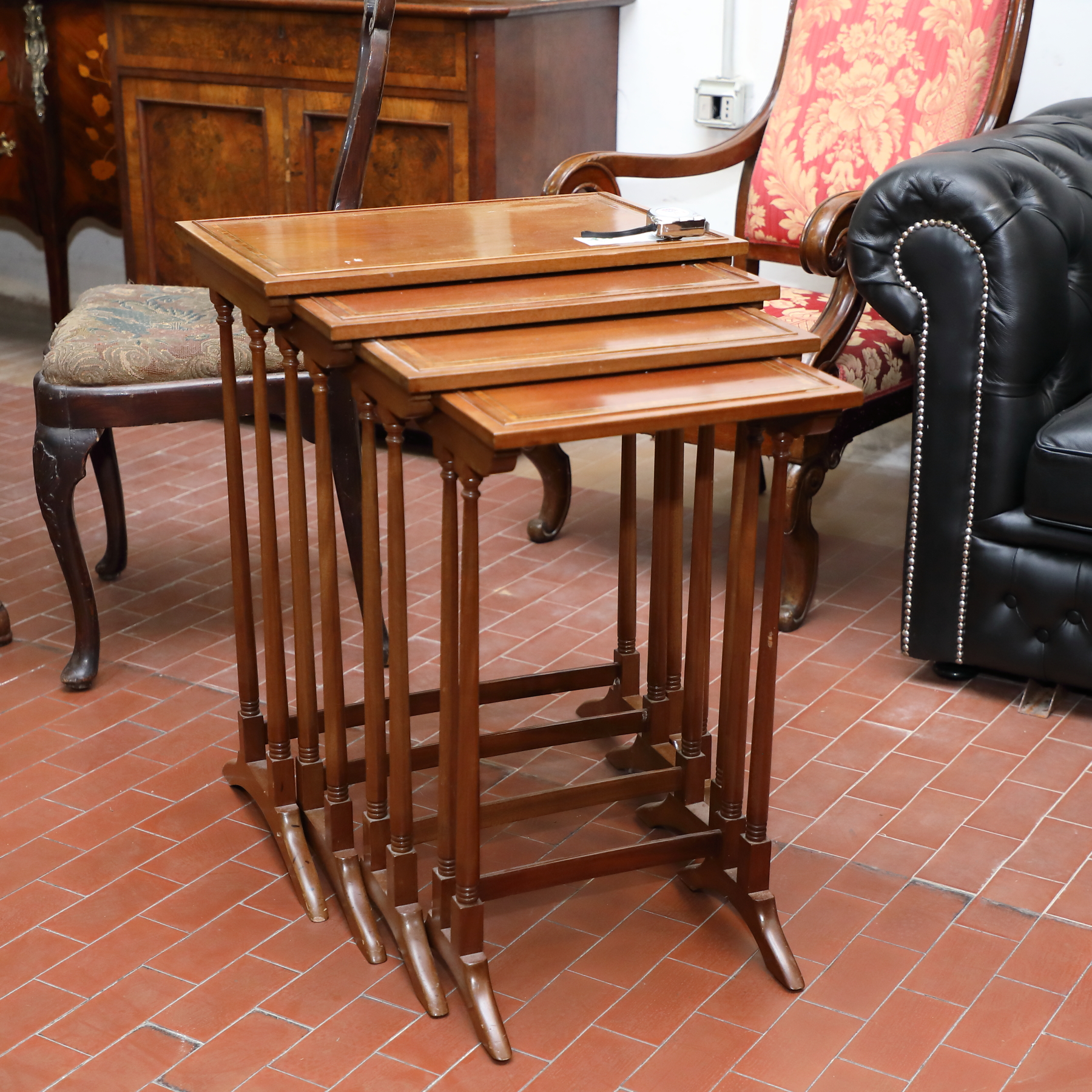 Gruppo di 4 tavolini da salotto in mogano filettati epoca 800 - Tavoli e Scrittoi Gruppo di 4 tavolini da salotto in mogano filettati epoca 800 - Tavoli e Scrittoi