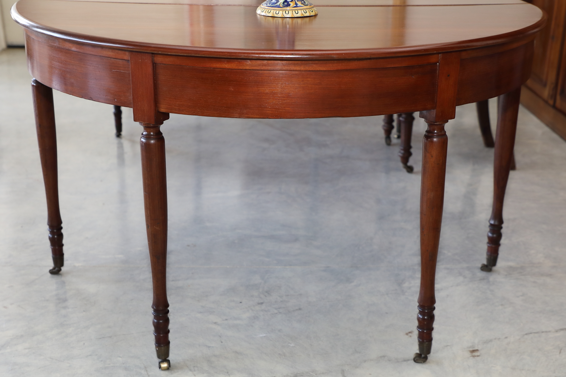 Tavolo rotondo in mogano allungabile con due allunghe originali con fascia, epoca 800 - Tavoli e Scrittoi Tavolo rotondo in mogano allungabile con due allunghe originali con fascia, epoca 800 - Tavoli e Scrittoi