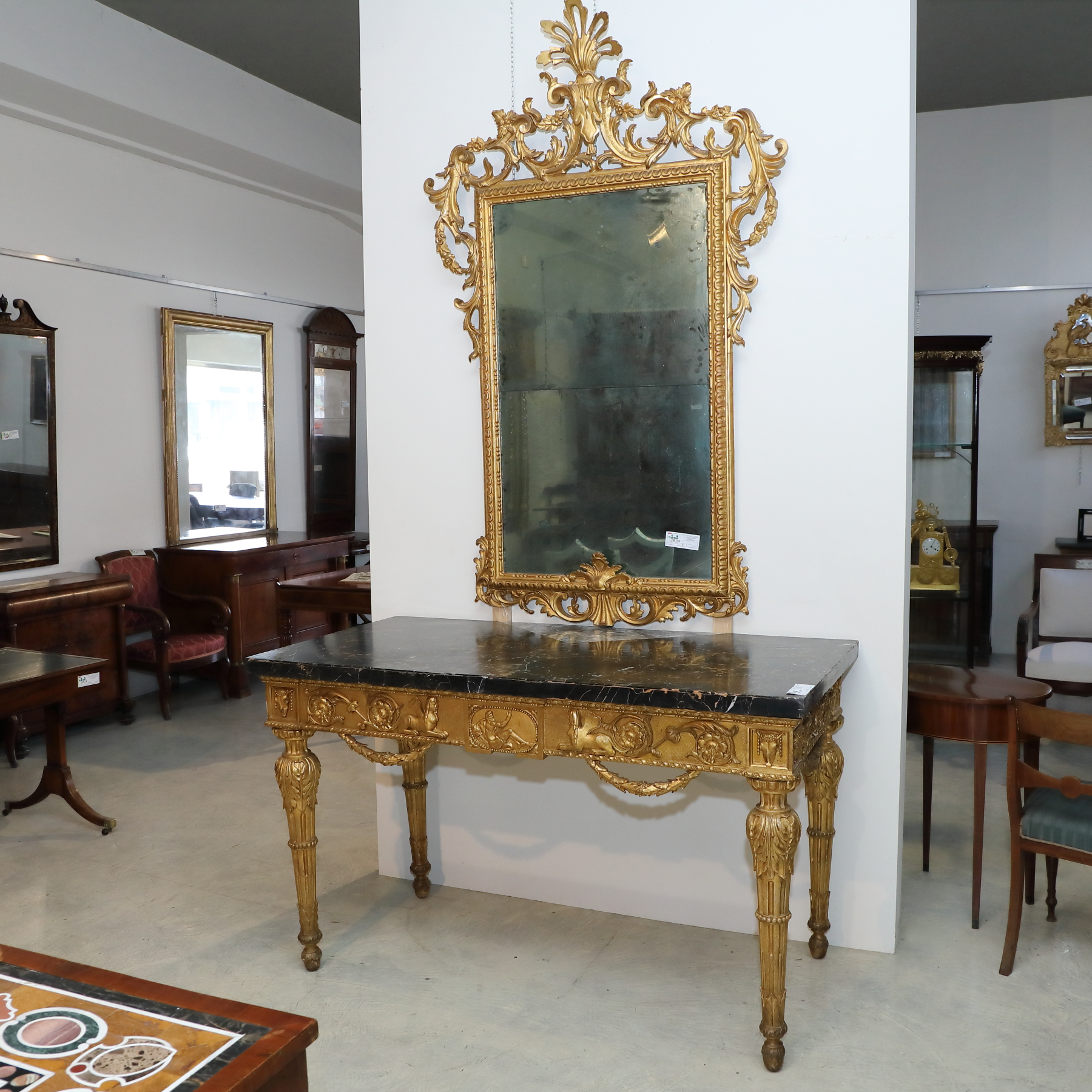 Consolle scantonata in legno dorato con piano in marmo epoca 700 - Consolle
