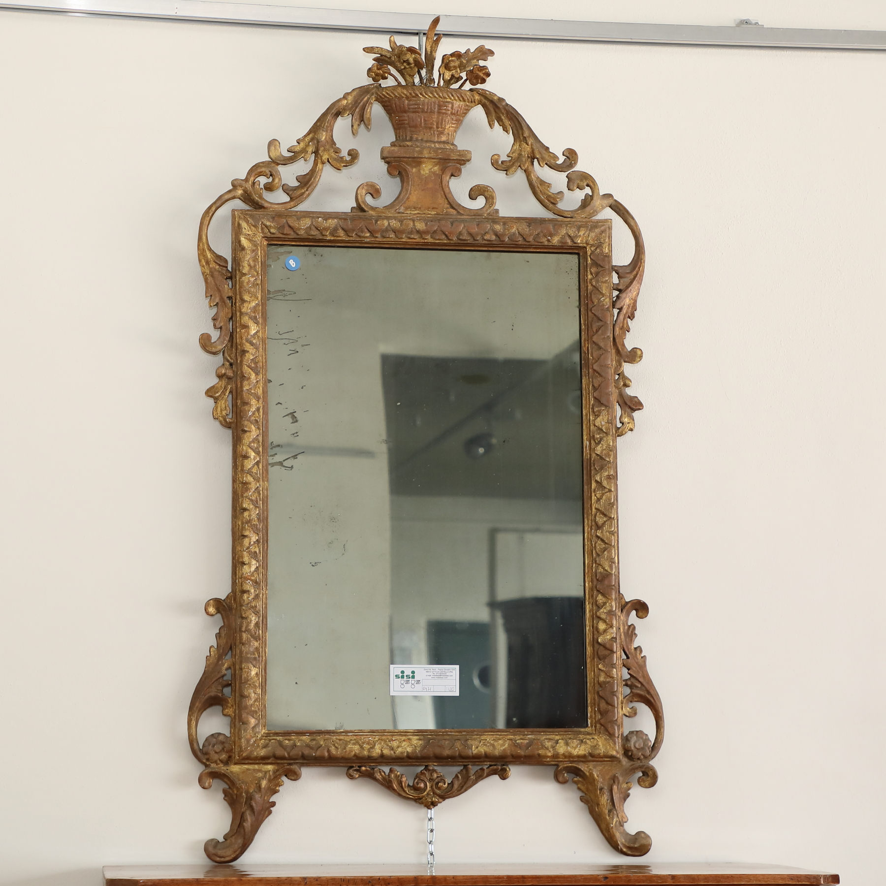 Grande Specchiera in legno dorato con intagli ornamentali epoca 800 - Specchiere Grande Specchiera in legno dorato con intagli ornamentali epoca 800 - Specchiere