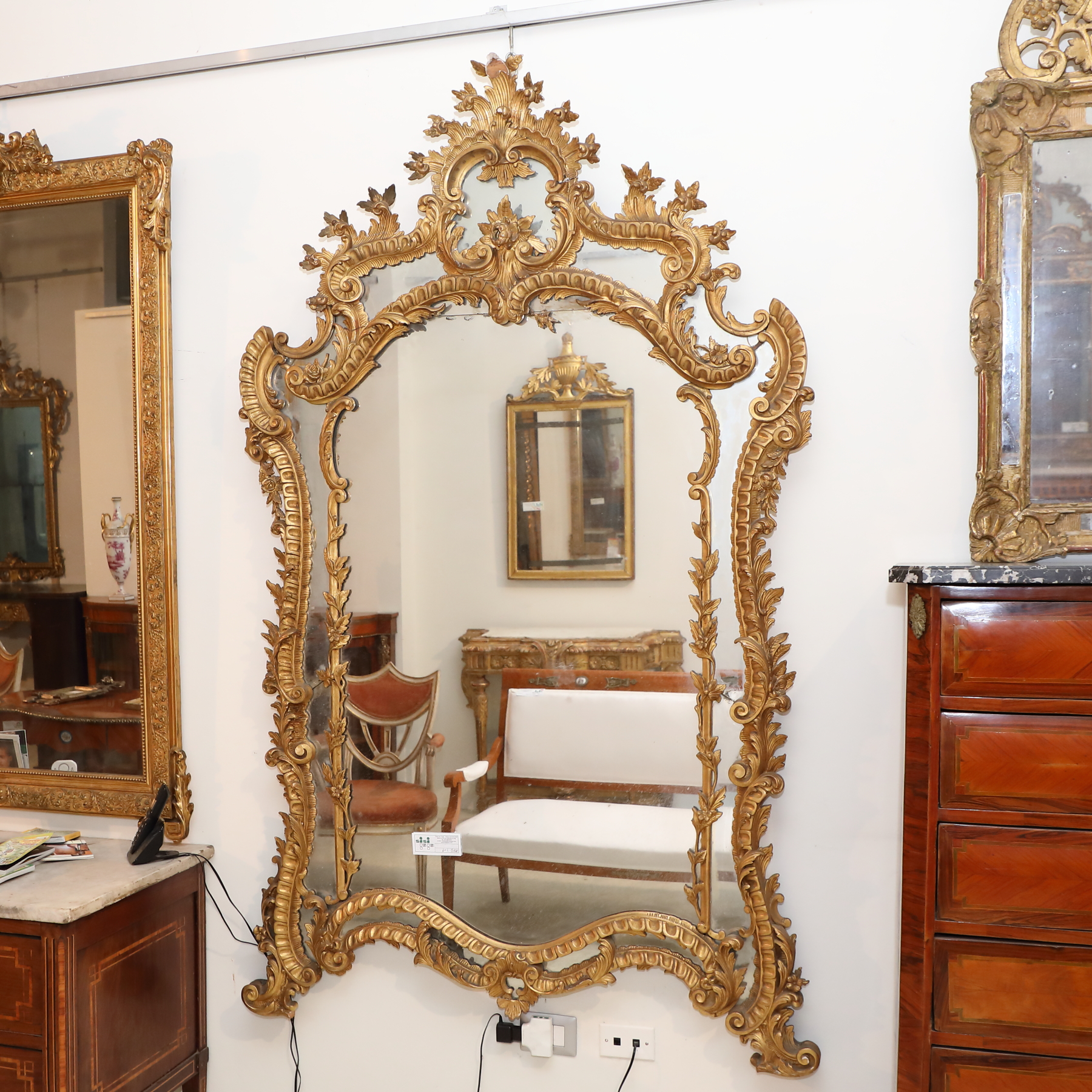 Grande Specchiera in legno dorato con intagli ornamentali epoca 800 - Specchiere Grande Specchiera in legno dorato con intagli ornamentali epoca 800 - Specchiere