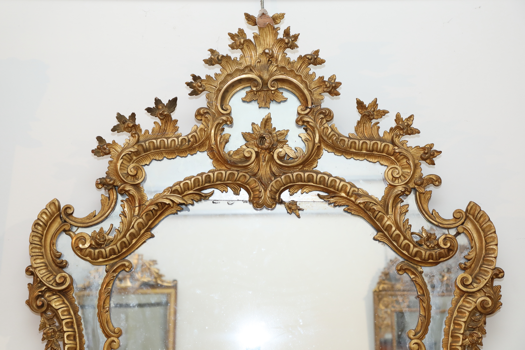 Grande Specchiera in legno dorato con intagli ornamentali epoca 800 - Specchiere Grande Specchiera in legno dorato con intagli ornamentali epoca 800 - Specchiere