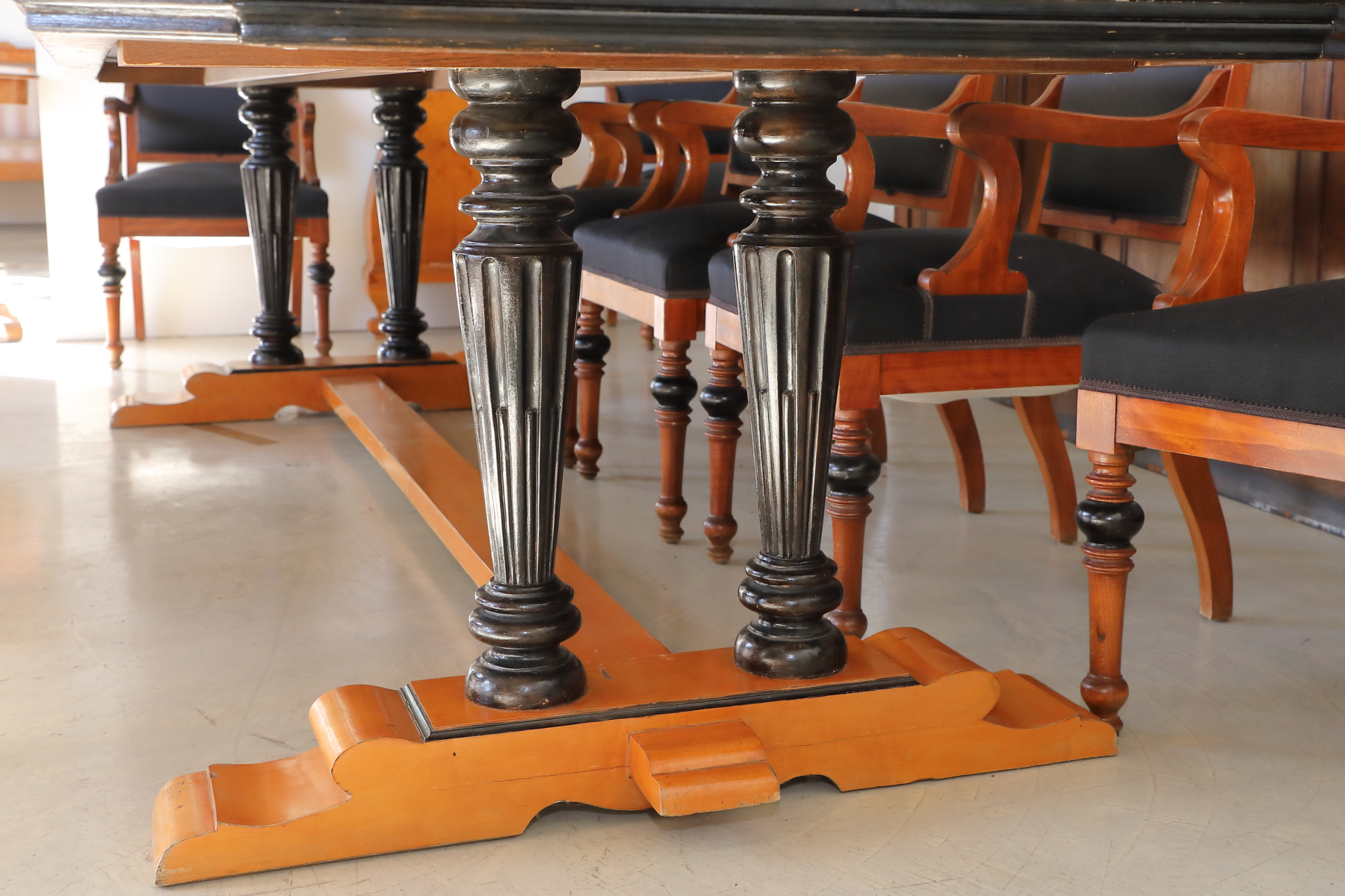 Tavolo da riunione in betulla e legno ebanizzato epoca fine 800 origine Paesi Scandinavi - Tavoli e Scrittoi Tavolo da riunione in betulla e legno ebanizzato epoca fine 800 origine Paesi Scandinavi - Tavoli e Scrittoi