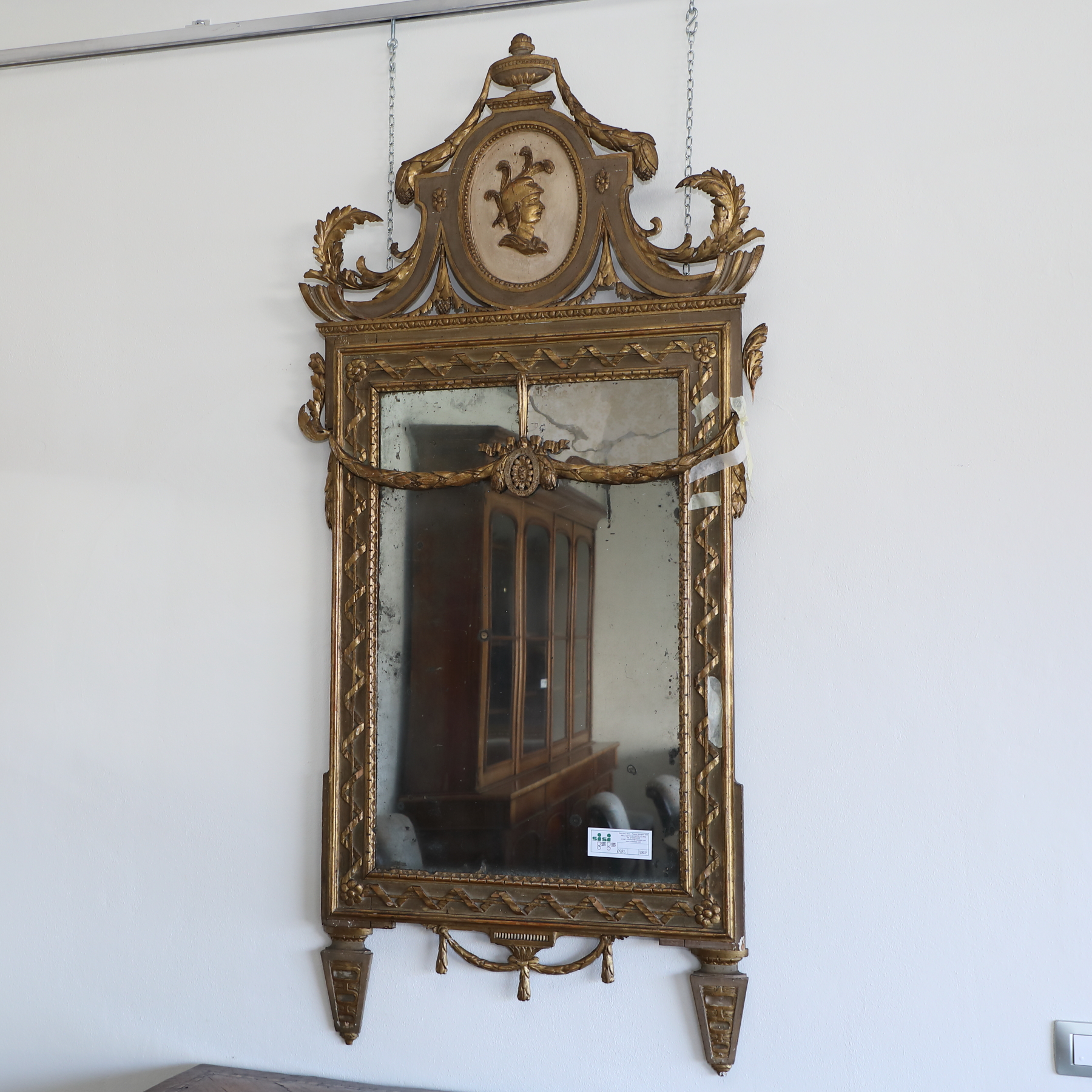 Specchiera in legno dorato con cimasa intagliata epoca 800 - Specchiere Specchiera in legno dorato con cimasa intagliata epoca 800 - Specchiere